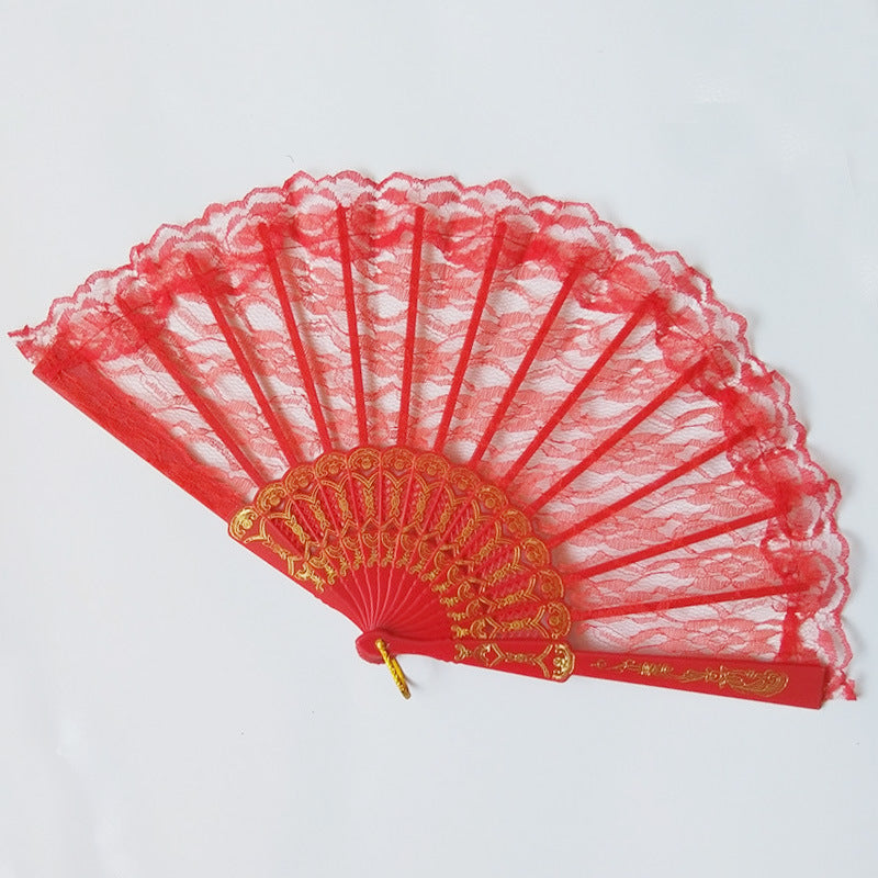 Women's fan made of fine lace with elegant gold embellishment 
Maetiva