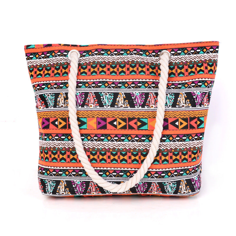 Fashionable beach bag with ethnic pattern 
Maetiva