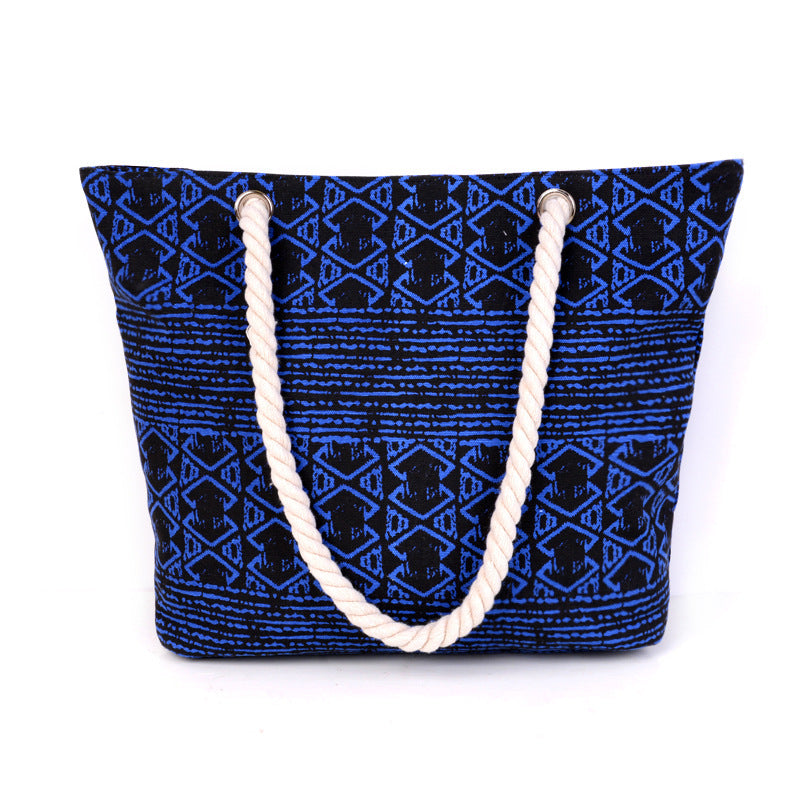 Spacious shopping bag with striking ethnic pattern 
Maetiva
