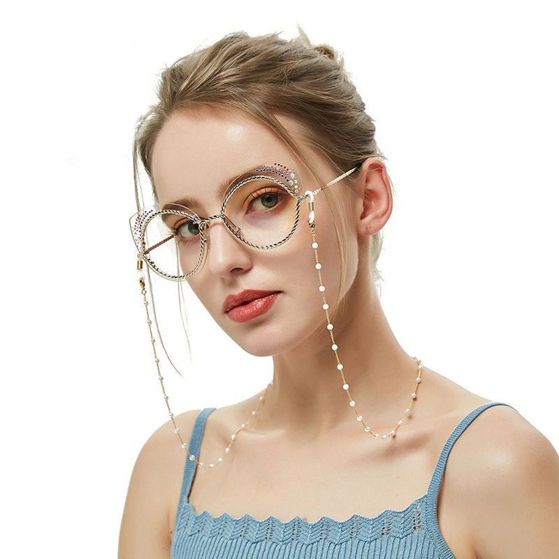 Elegant glasses holder chain with pearls and stainless steel details 
Maetiva