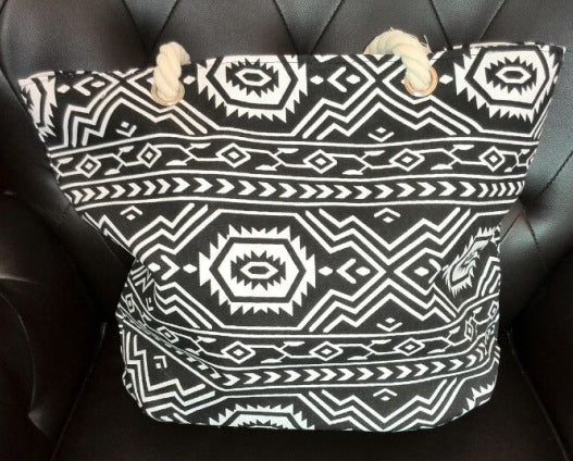 Spacious shopping bag with striking ethnic pattern 
Maetiva