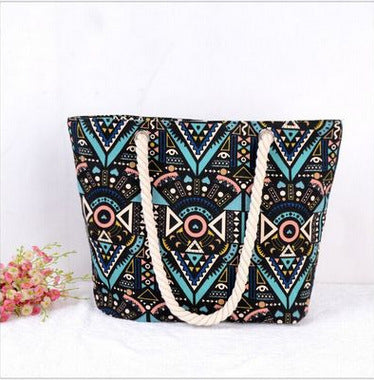 Large beach bag with ethnic pattern 
Maetiva