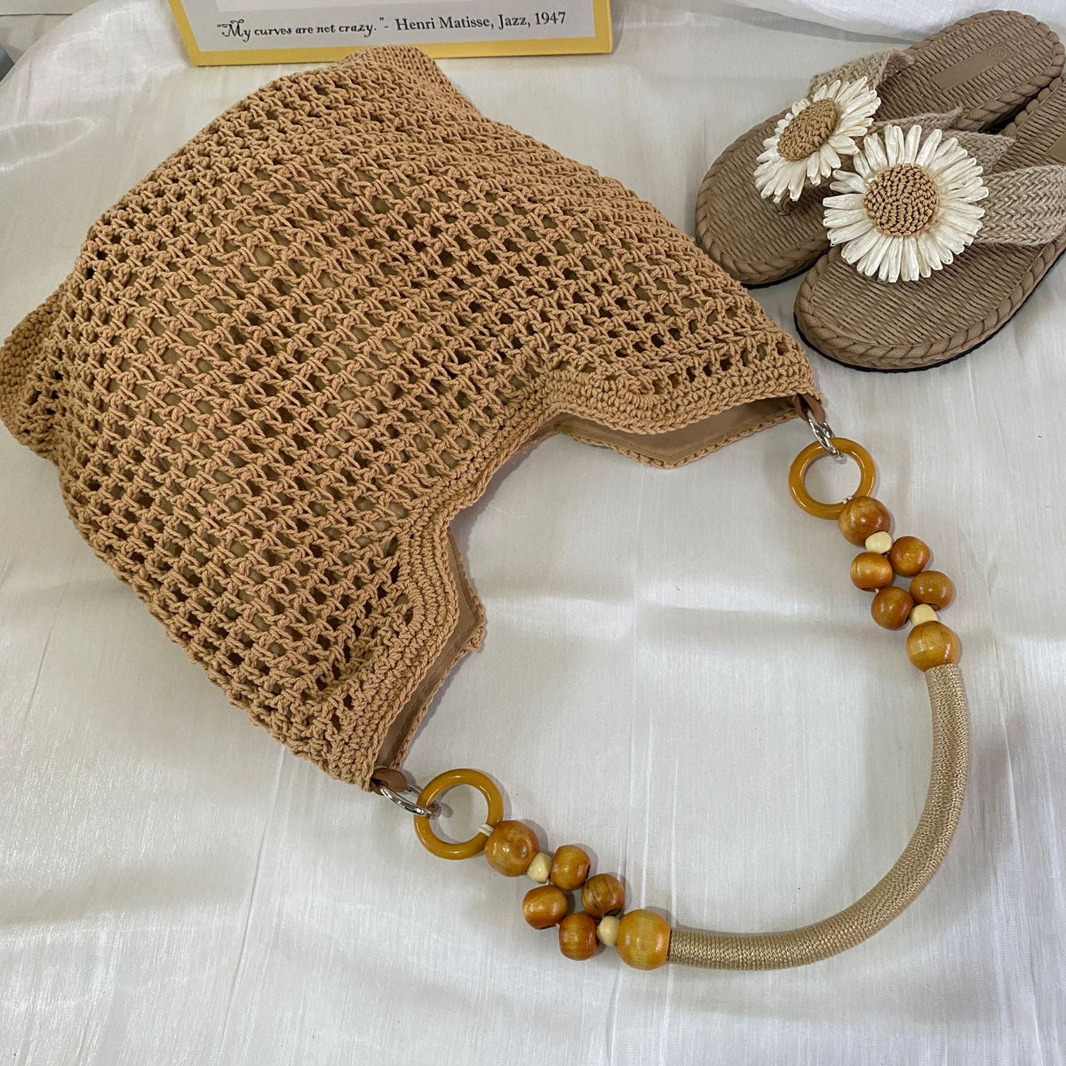 Hand-knotted macrame bag with wooden handles 
Maetiva