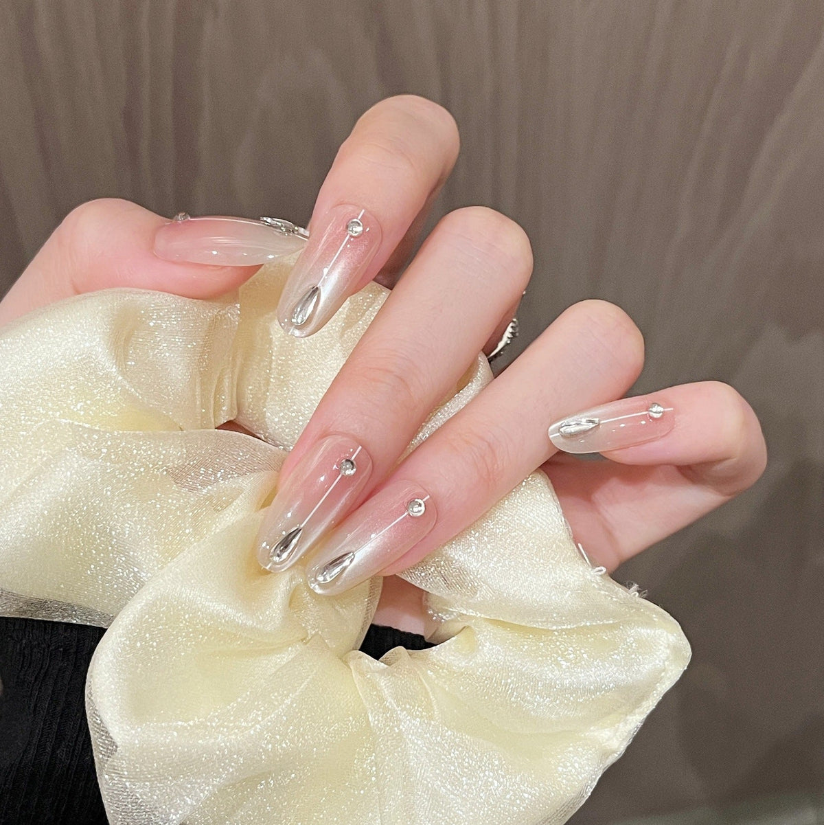 Artistic Floral-Embellished Press-On Nail Art 
Maetiva