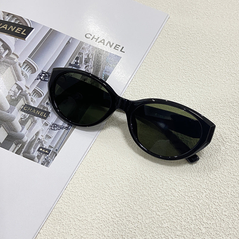 Fashionable Cat-Eye Sunglasses for Stylish Outfits 
Maetiva