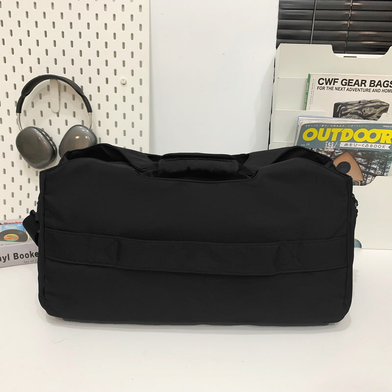 Sporty multifunctional duffle bag with sturdy outer pockets 
Maetiva