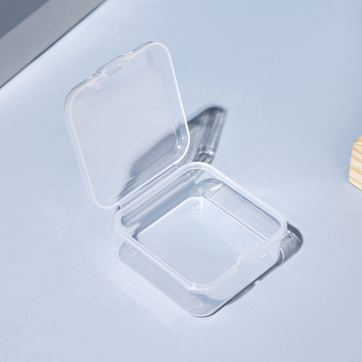 Transparent Storage Container 
Maetiva
