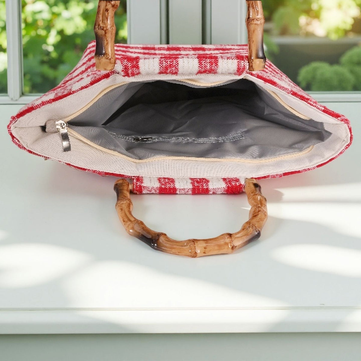 Stylish picnic bag with bamboo handles 
Maetiva