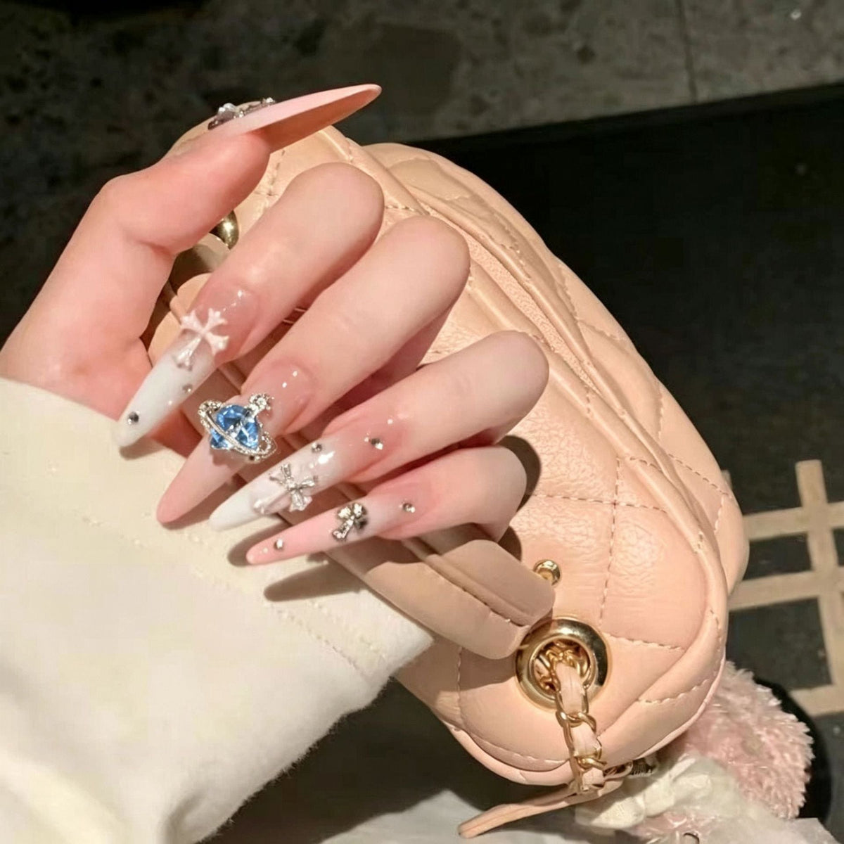Artistic Floral-Embellished Press-On Nail Art 
Maetiva