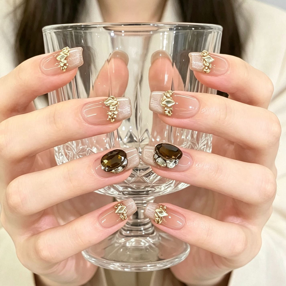 Glamorous Decorative Press-On Nails 
Maetiva