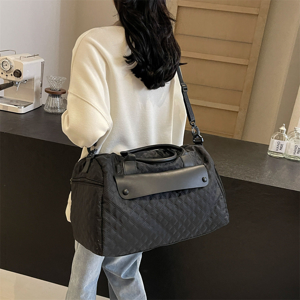 Sporty travel bag with ergonomic carrying system and water-repellent material 
Maetiva