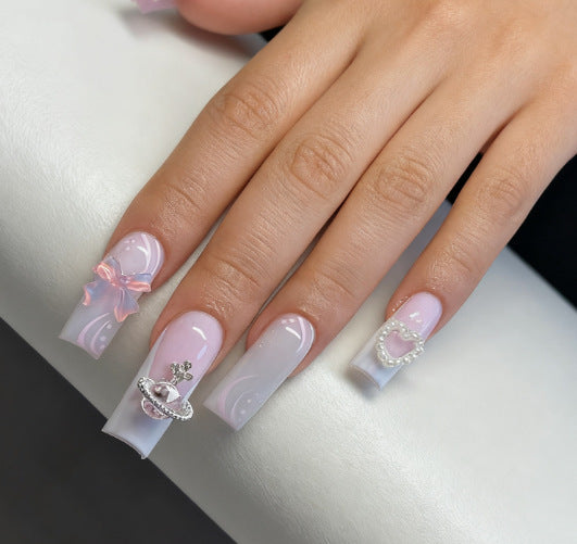 Artificial nails with delicate embellishments 
Maetiva