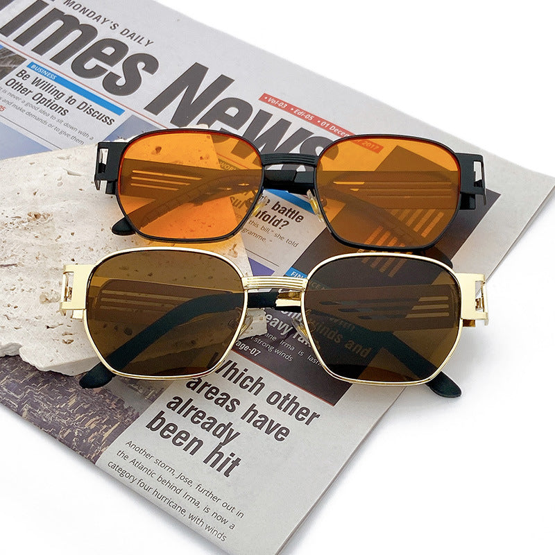 Stylish Oversized Sunglasses in Modern Metal Design 
Maetiva