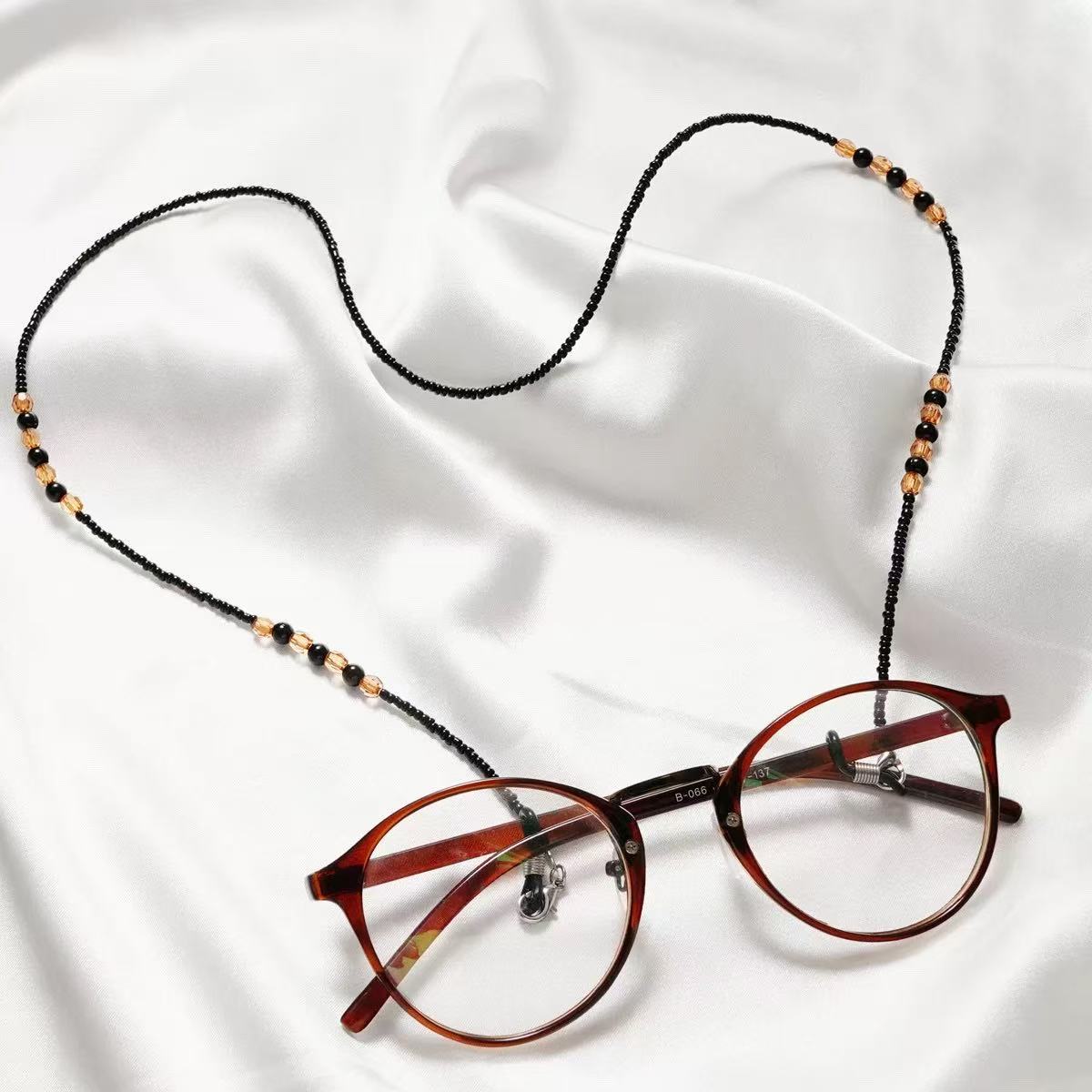 Beaded Eyewear Chain with Adjustable Length 
Maetiva
