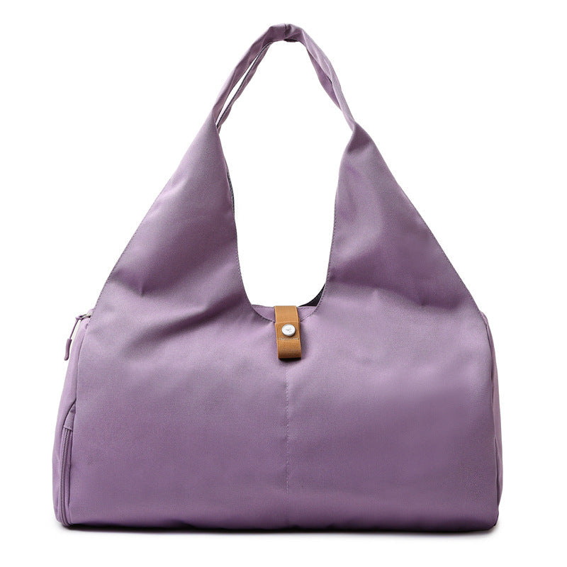 Comfortable tote bag with innovative shape and adjustable carrying handle 
Maetiva