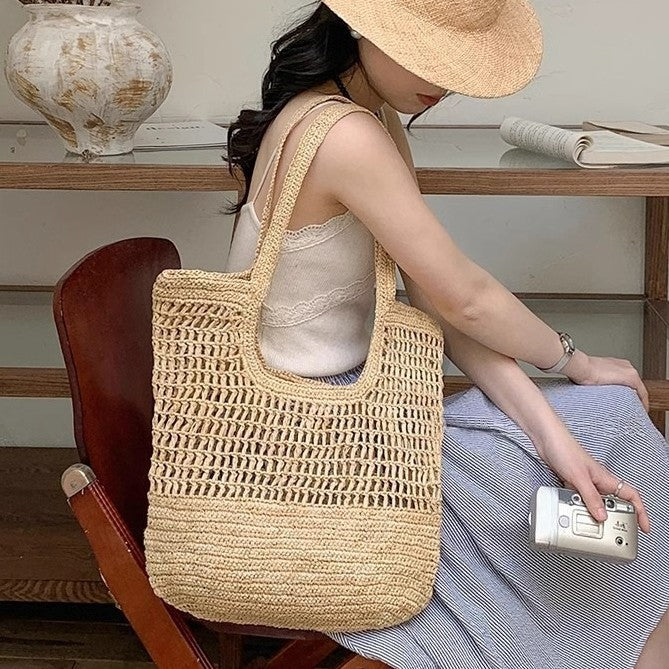 Spacious basket bag with fine mesh structure 
Maetiva