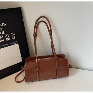 Modern Minimalist Crossbody Bag 
Maetiva