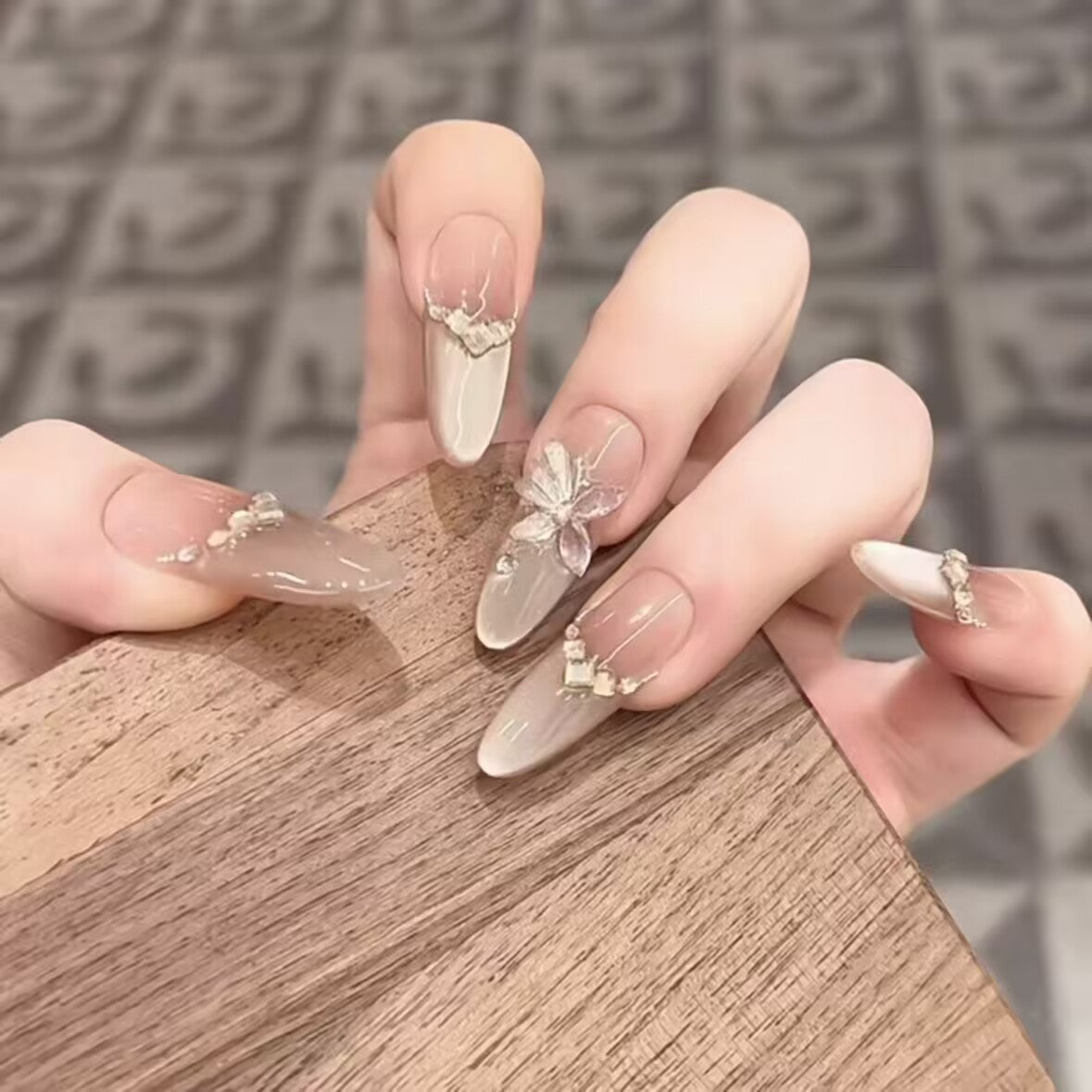 Artistic Floral-Embellished Press-On Nail Art 
Maetiva