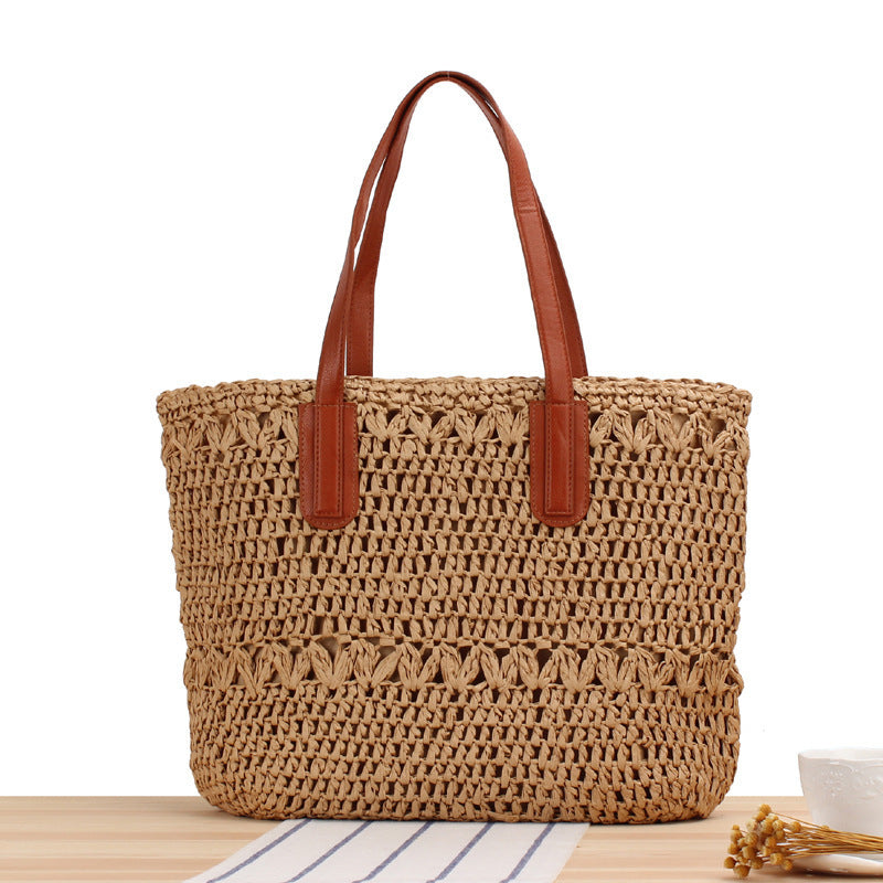 Shopping bag made of woven natural material 
Maetiva