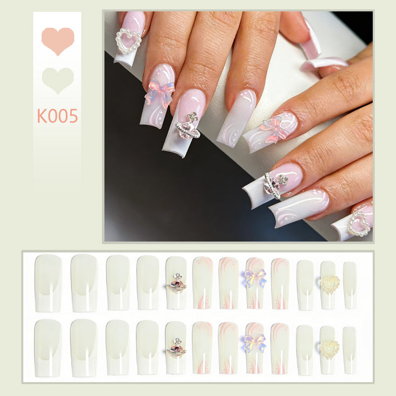 Artificial nails with delicate embellishments 
Maetiva