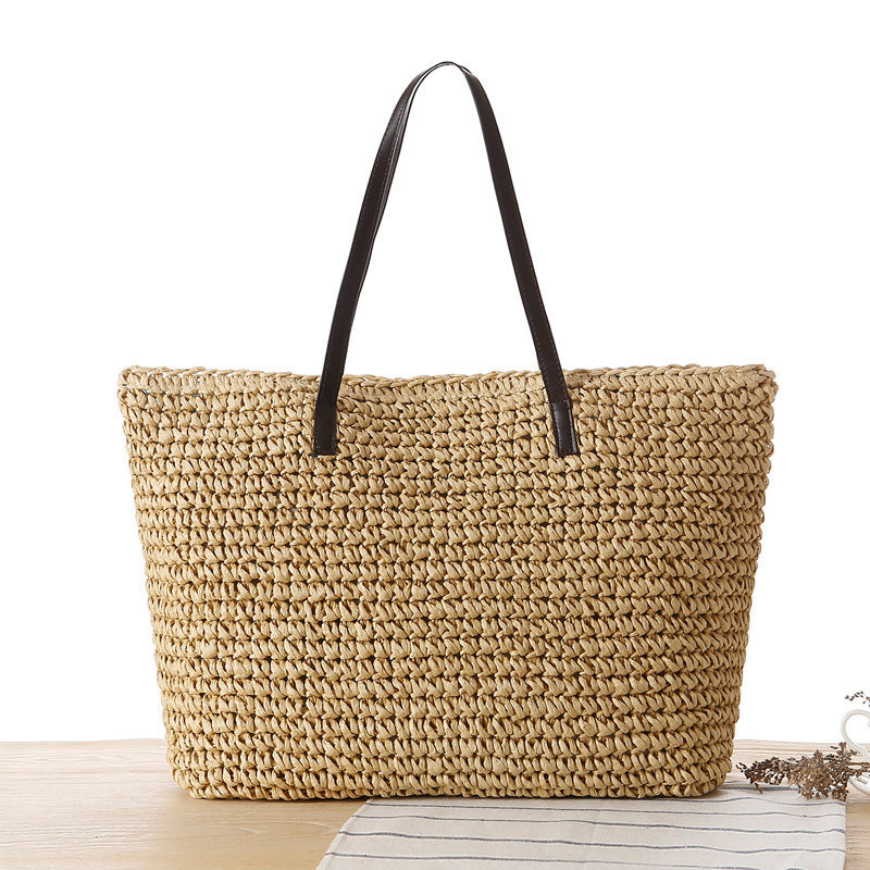 Braided beach bag with sturdy zipper 
Maetiva