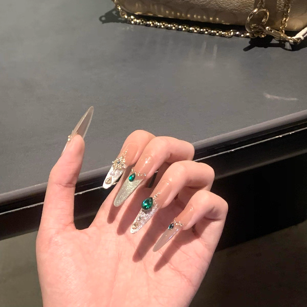 Luxury Crystal-Embellished Press-On Nails 
Maetiva