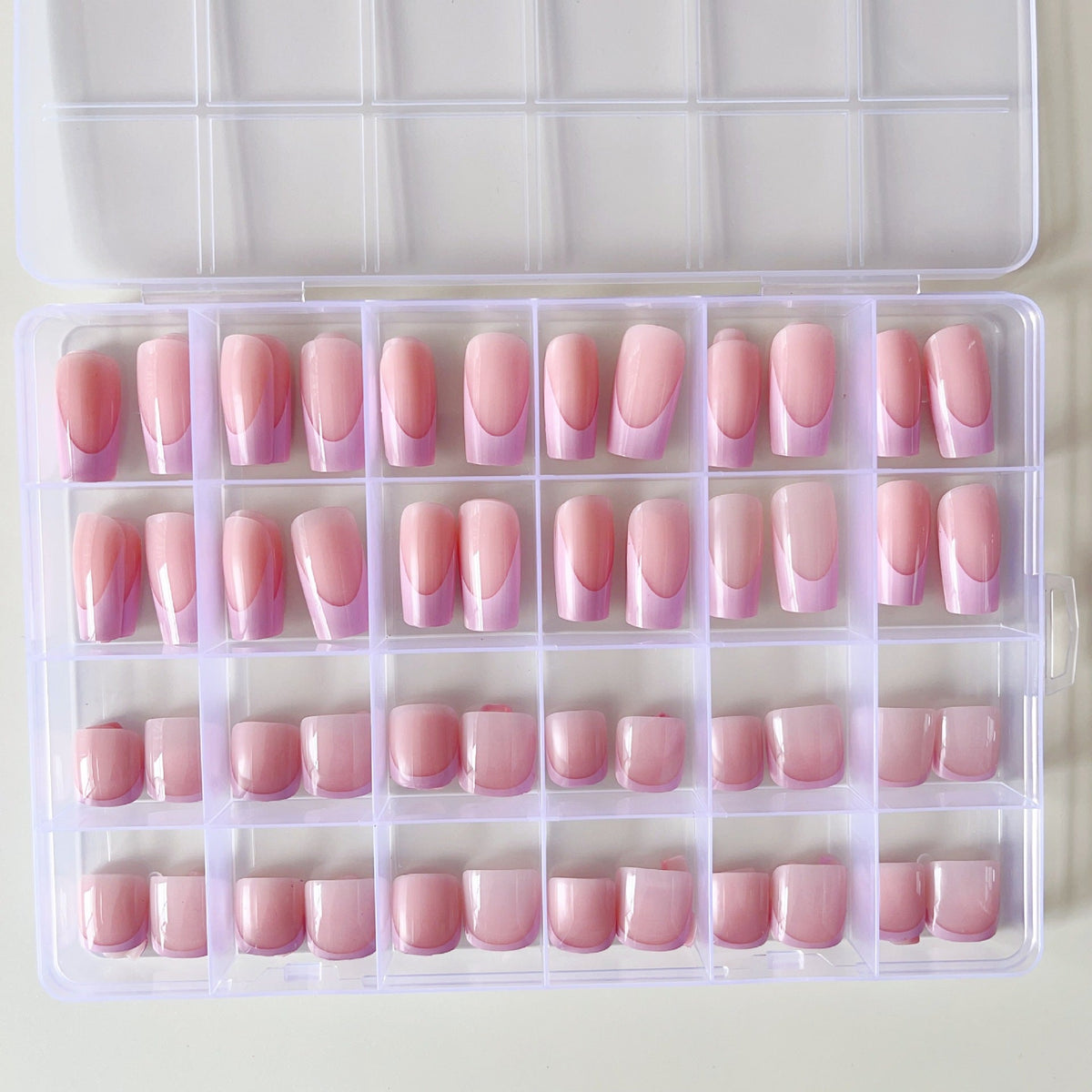 Artificial nail set with elegant gradient and high-gloss surface 
Maetiva