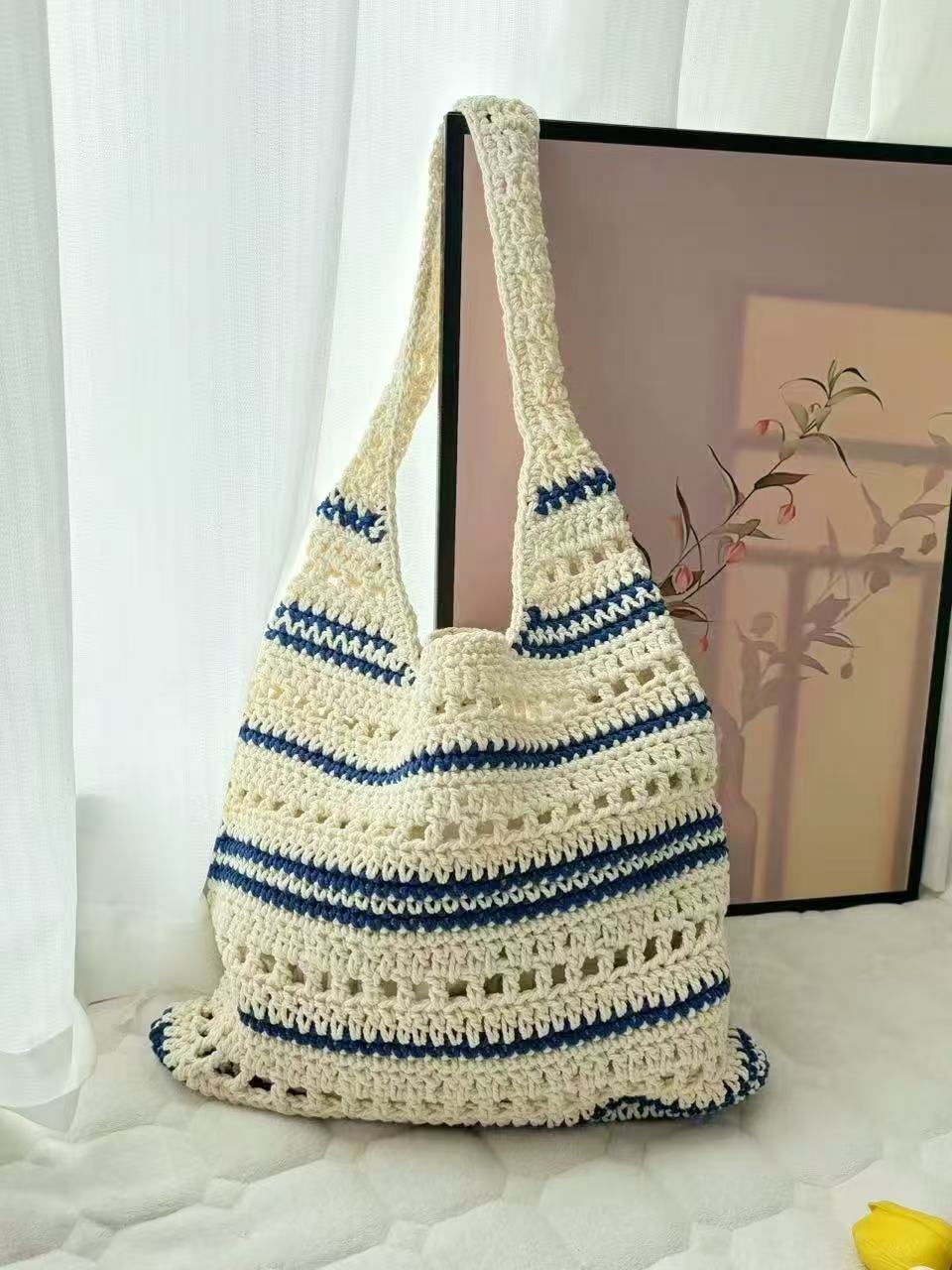 Crocheted Tote Bag with Large Interior 
Maetiva