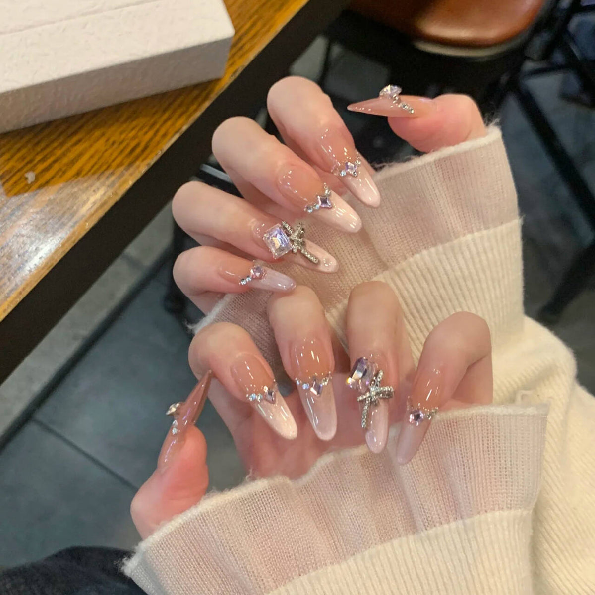 Artistic Floral-Embellished Press-On Nail Art 
Maetiva
