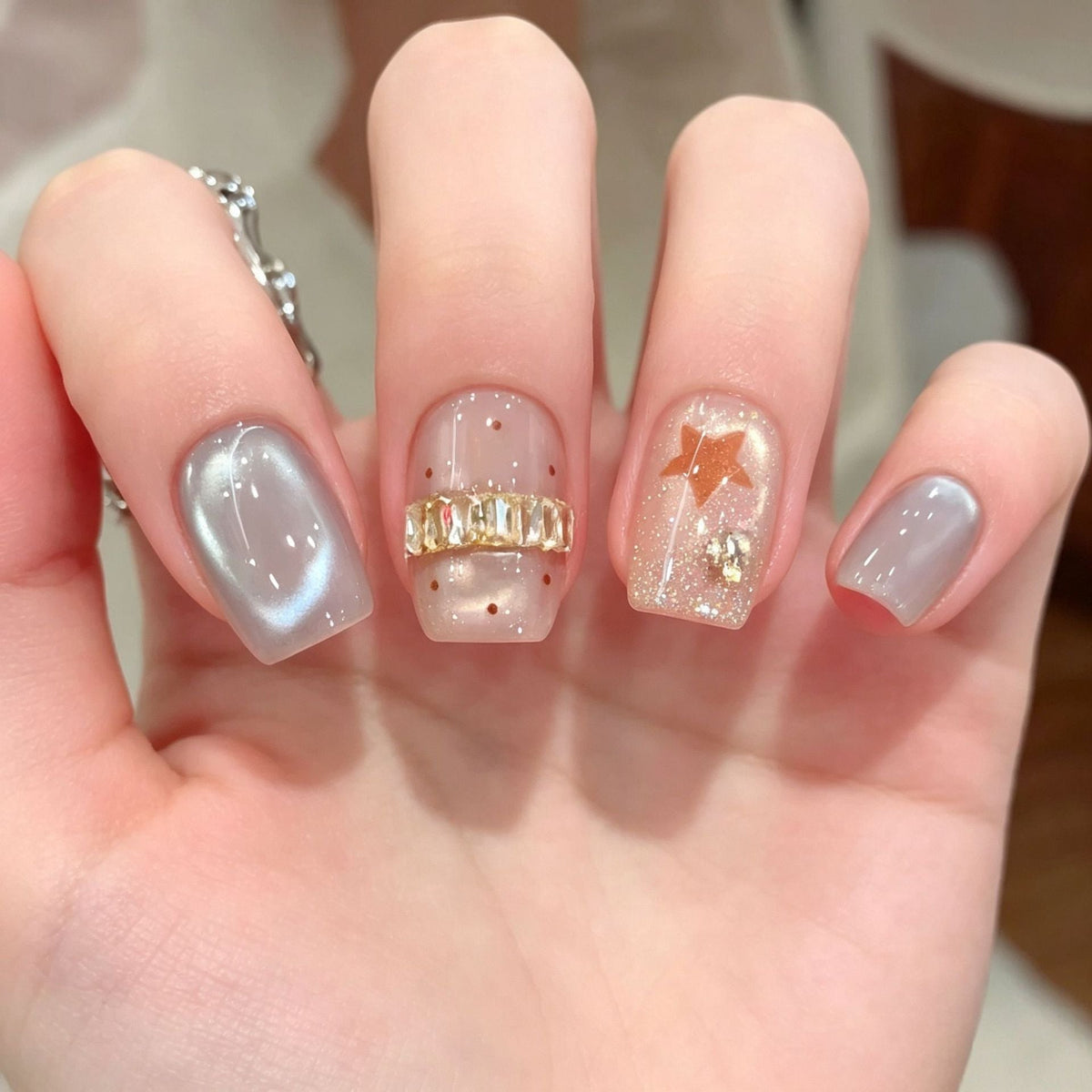 Artistic Floral-Embellished Press-On Nail Art 
Maetiva