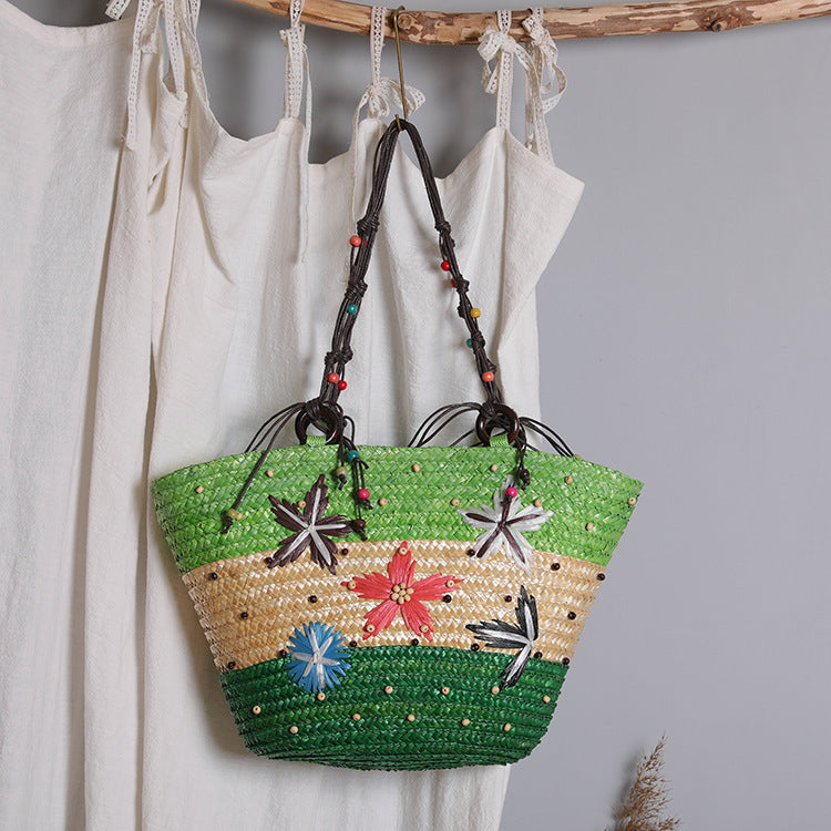 Beach bag with colorful flower pattern 
Maetiva