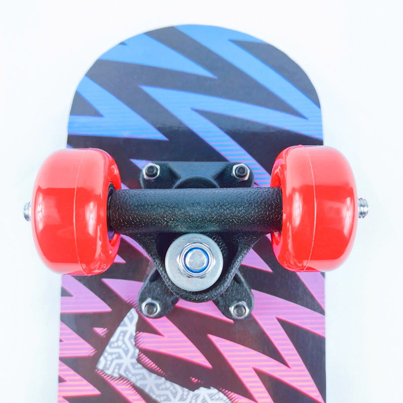 Cartoon-Themed Mini Skateboard 
Maetiva