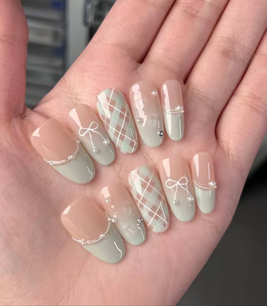 Artistic Floral-Embellished Press-On Nail Art 
Maetiva