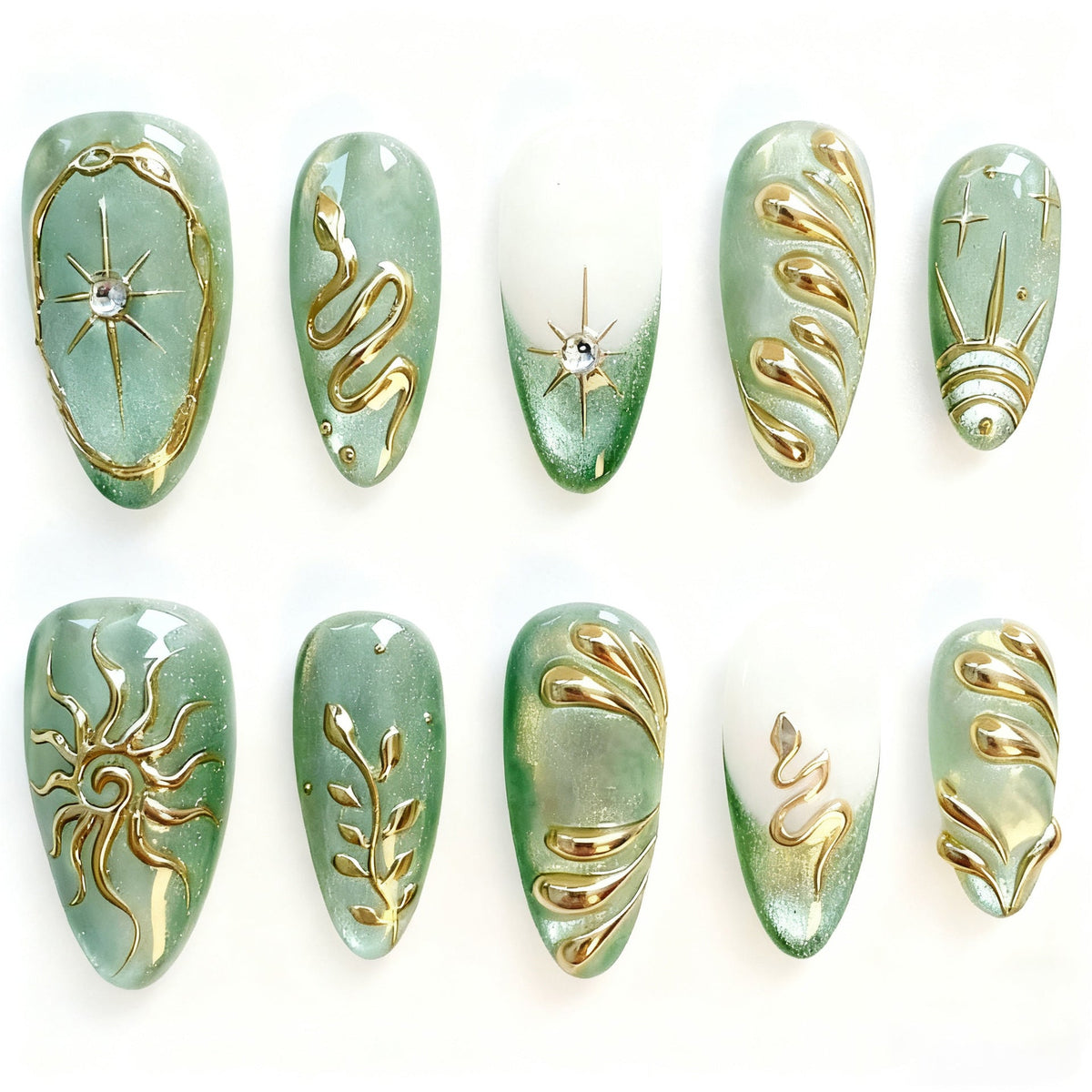 Artificial nails with elegant gold design 
Maetiva