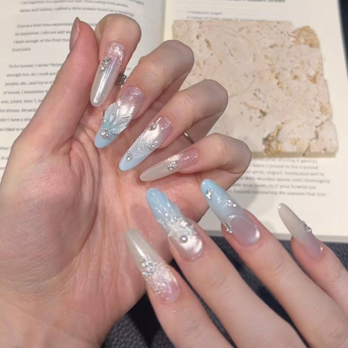 Artistic Floral-Embellished Press-On Nail Art 
Maetiva