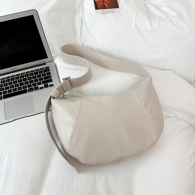 Elegant shoulder bag with multifunctional compartments 
Maetiva