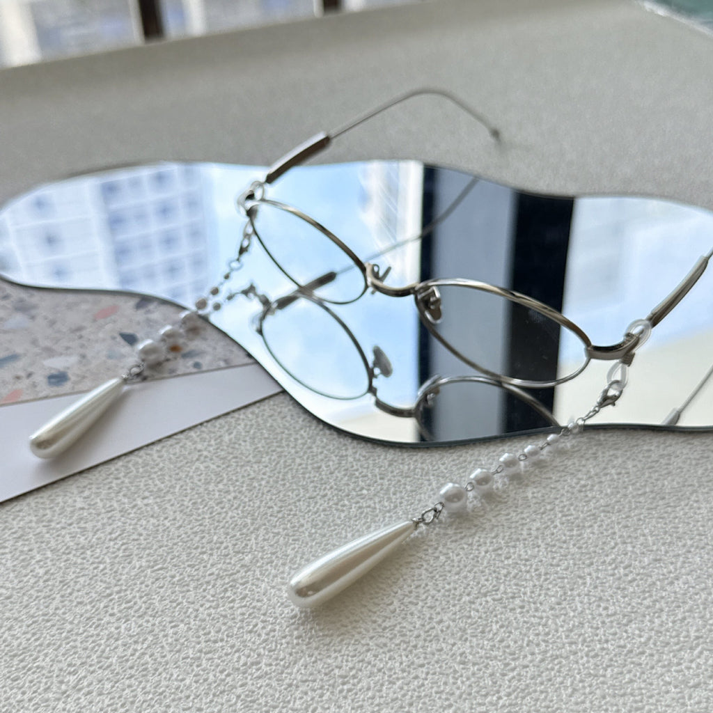 Elegant Pearl-Accented Eyewear Chain 
Maetiva