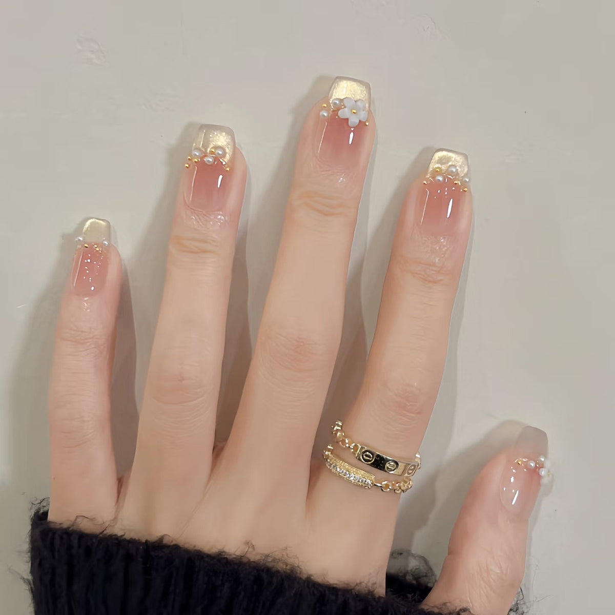 Artistic Floral-Embellished Press-On Nail Art 
Maetiva
