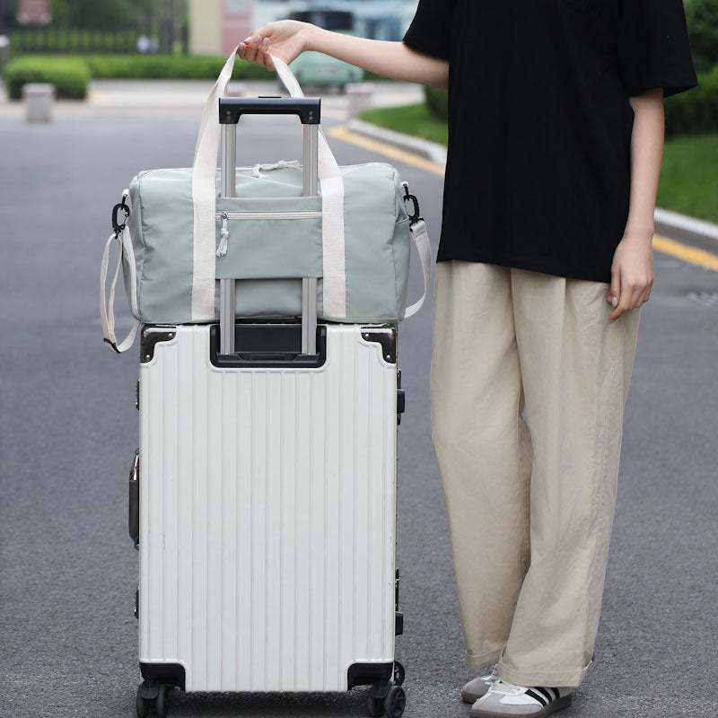 Sporty travel bag with versatile organizational options 
Maetiva