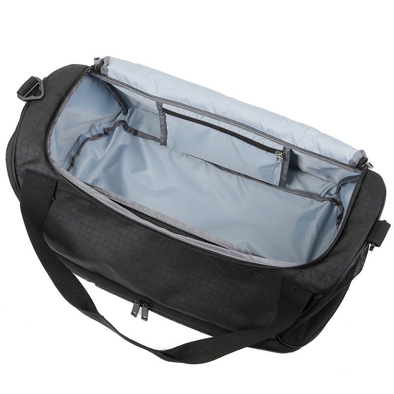 Men's multifunctional sports and travel bag with water-repellent material 
Maetiva
