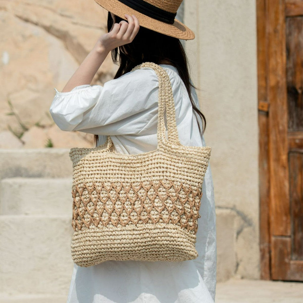 Handwoven shopping bag with decorative pattern 
Maetiva