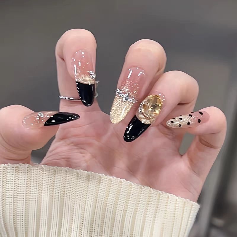 Artistic Floral-Embellished Press-On Nail Art 
Maetiva