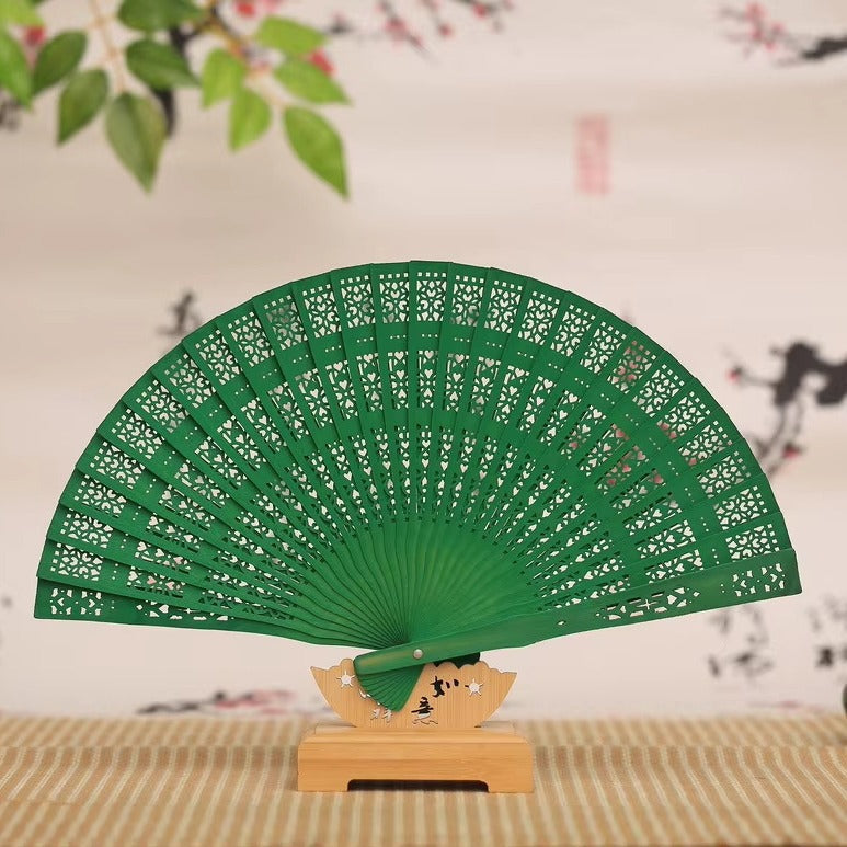 Ladies filigree fan made of high-quality material 
Maetiva