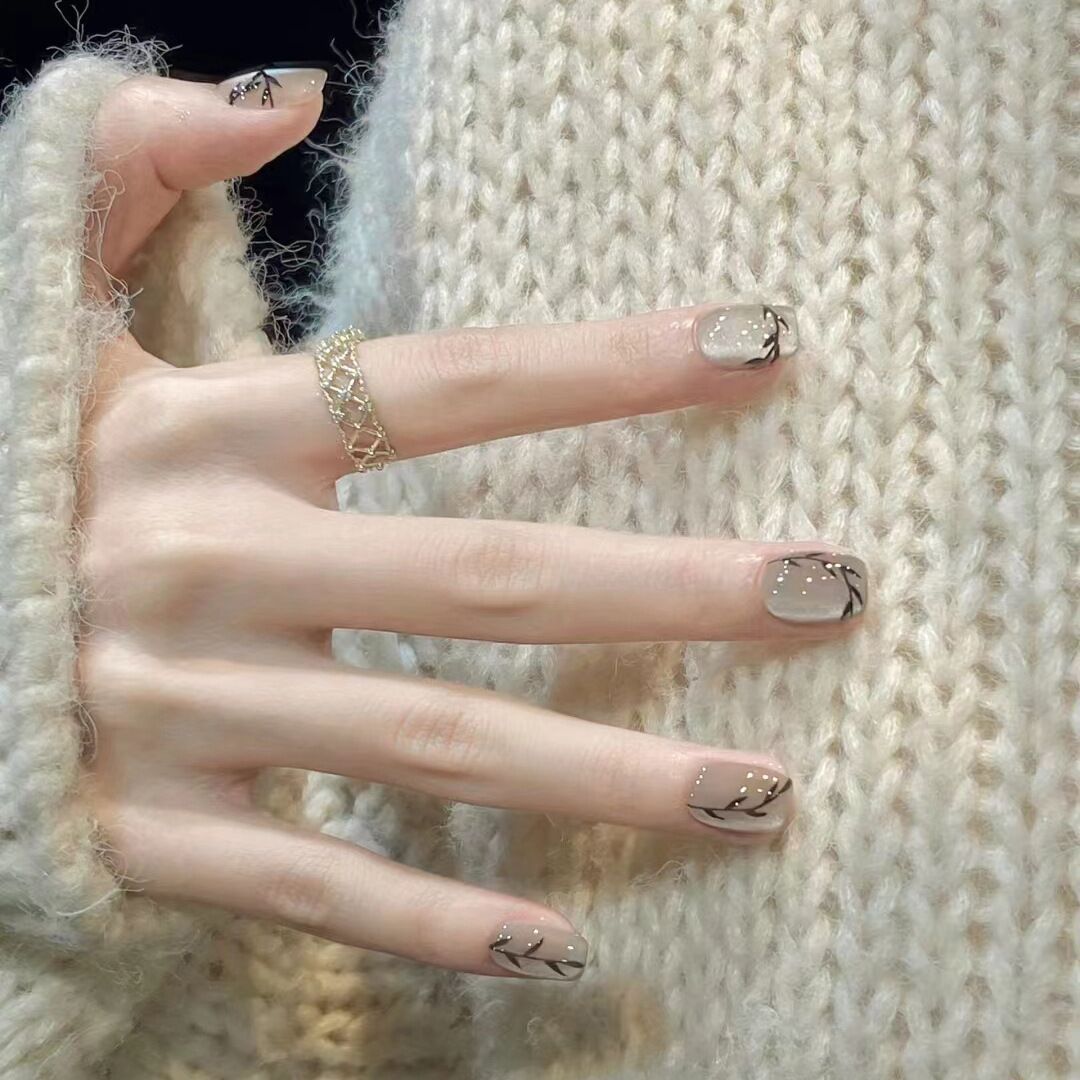 Artistic Floral-Embellished Press-On Nail Art 
Maetiva