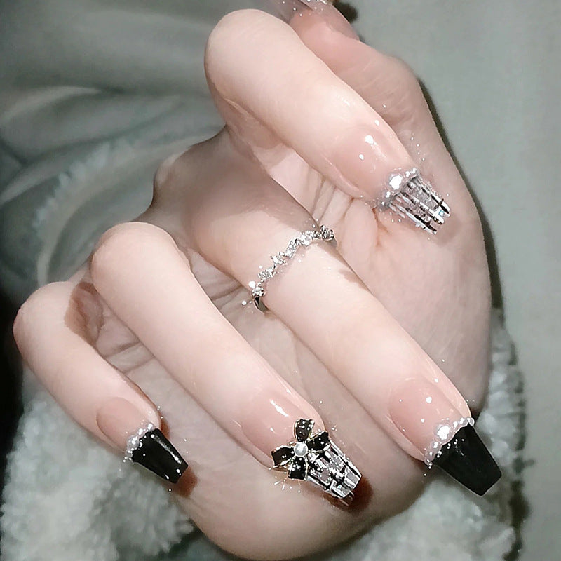 Artificial nails with heart design and glitter accents 
Maetiva