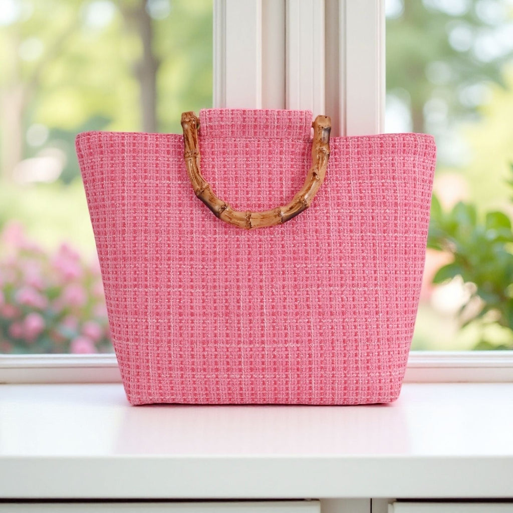 Stylish picnic bag with bamboo handles 
Maetiva
