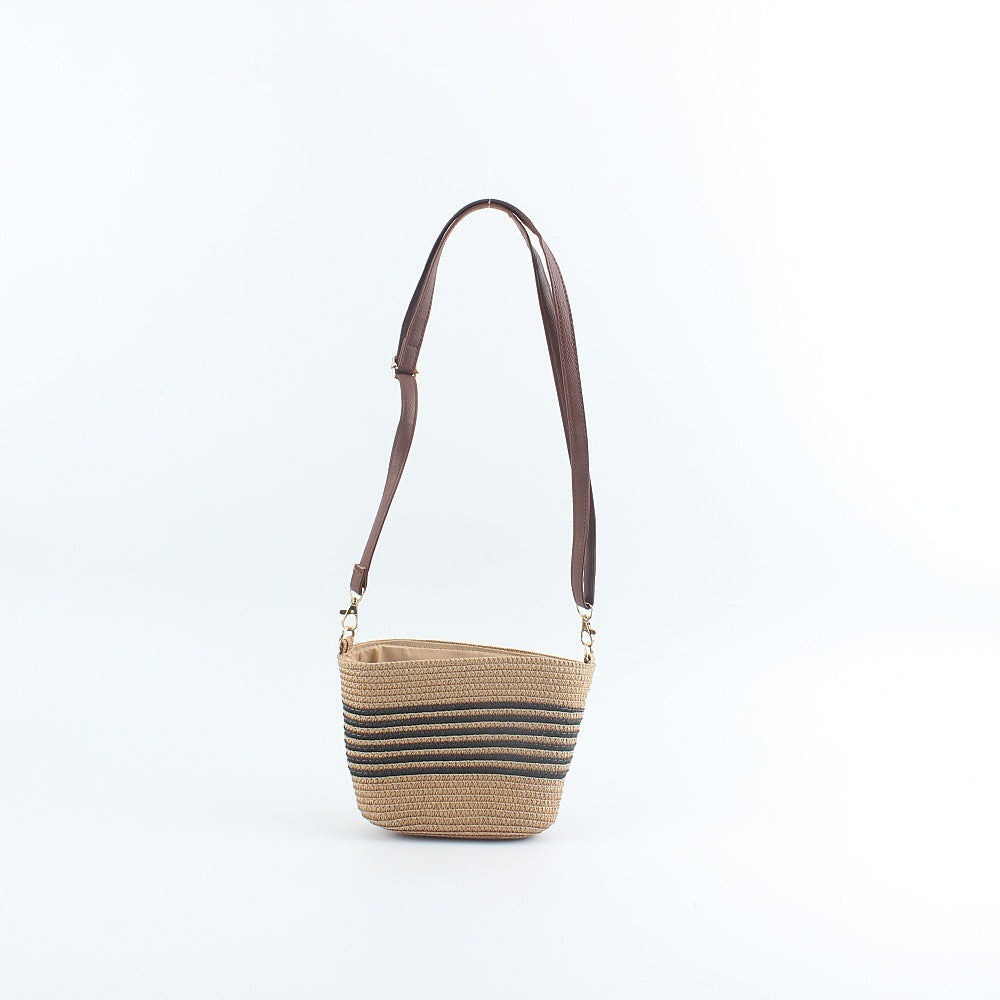 Shoulder bag with adjustable shoulder strap and structured design 
Maetiva