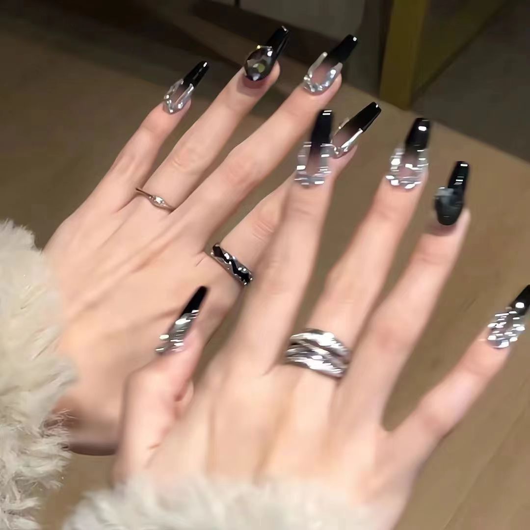 Artistic Floral-Embellished Press-On Nail Art 
Maetiva