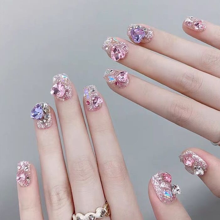 Artistic Floral-Embellished Press-On Nail Art 
Maetiva