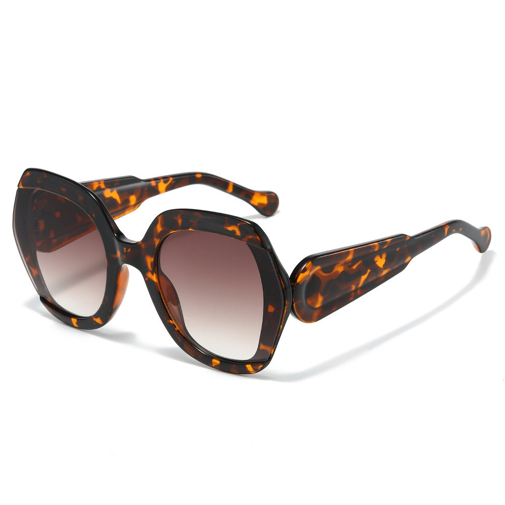 Fashion-Forward Oversized Sunglasses 
Maetiva
